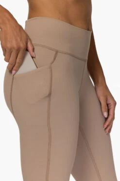 Mundaka Mid-Rise Leggings - Mocha -Outlet Aqua Surf Wears Store Activewear Bottoms Mundaka Mocha CloseUp Karol 101822