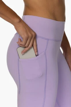 Mundaka Mid-Rise Leggings - Taro -Outlet Aqua Surf Wears Store Activewear Bottoms Mundaka Taro CloseUp Karol 101822