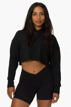Cardiff Cropped Hoodie - Black 11 Cardiff Cropped Hoodie - Black -Outlet Aqua Surf Wears Store Activewear Tops Tia Collection Solid Cardiff Black Front KianiSouza 112222
