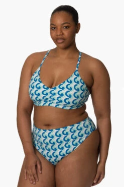Leandra Bikini Bottom - Dana Point -Outlet Aqua Surf Wears Store Surf Bottoms Leandra Solid Danapoint SideFront Zarria 010423