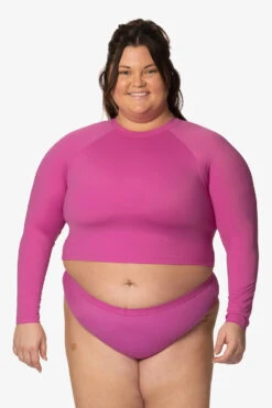 Moana Long Sleeved Crop Rashie - Leucadia 9 Moana Long Sleeved Crop Rashie - Leucadia -Outlet Aqua Surf Wears Store Swim Tops Moana Solids Leucadia Front CarlyCompton JSD2.23 021023