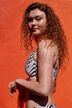 Willa Bikini Top - Pacific -Outlet Aqua Surf Wears Store Swim Tops Willa Prints Pacific Back Side Model1 JSD2.23 Lifestyle